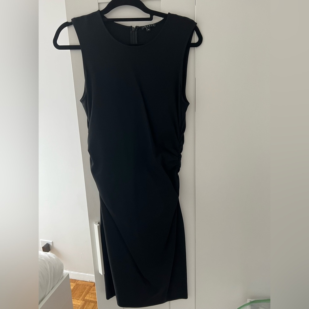 Theory size 10

Sleeveless Fitted Dress